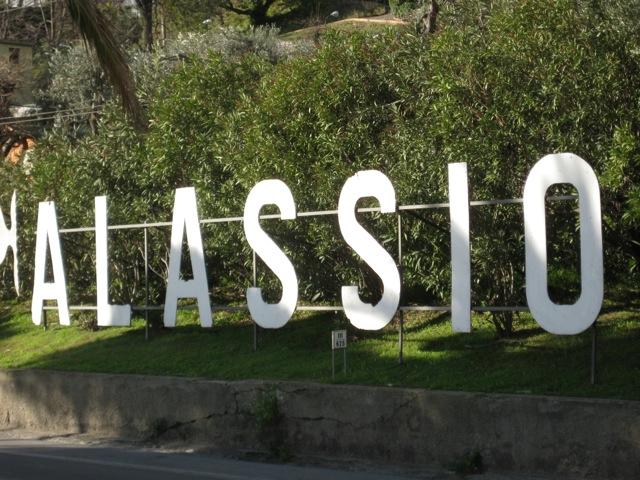 Alassio sign welcome drivers arriving from the north end of town