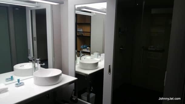 SFO Airport Aloft Hotel bathroom