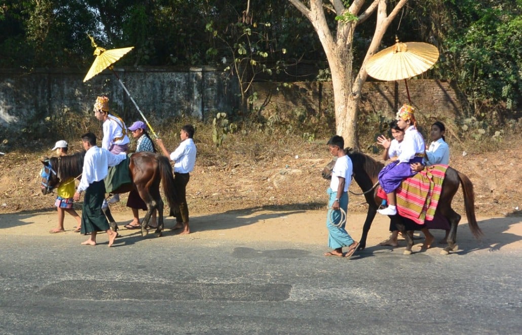 Buddhist ceremony on the way to Bago