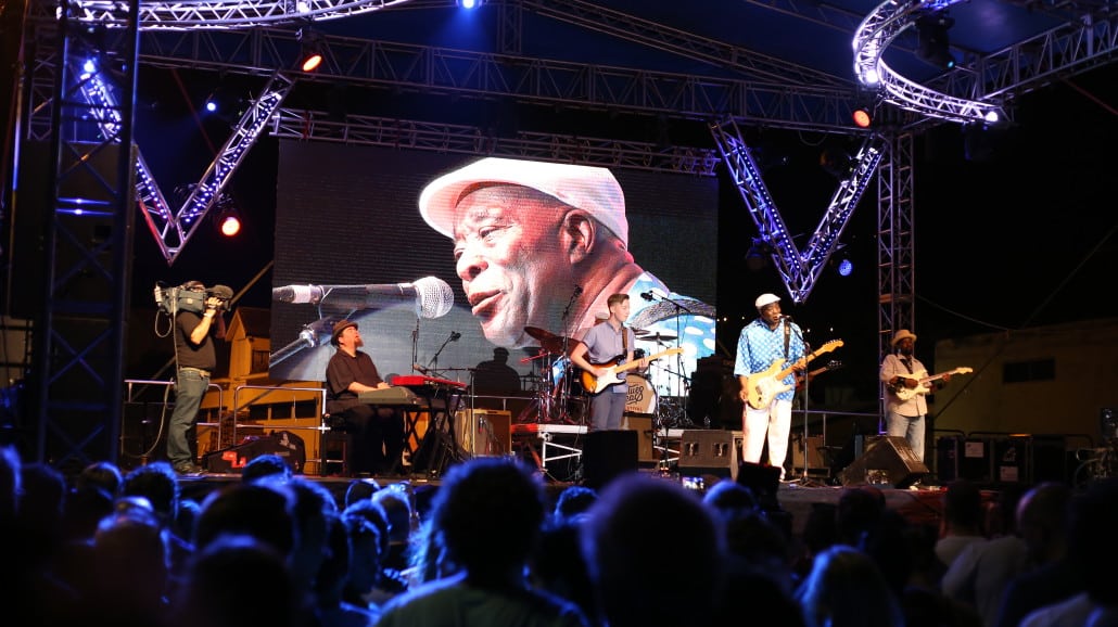Buddy Guy teaches downtown Willemstad a lesson