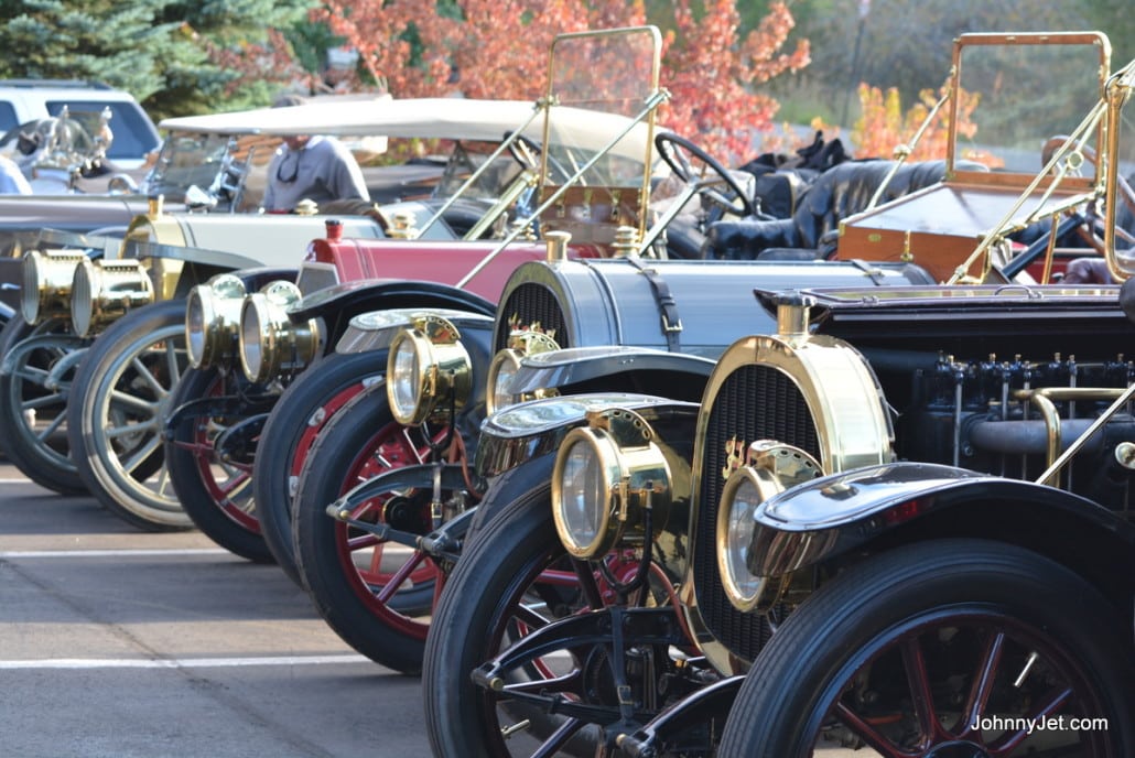 Antique cars outside Snake River Lodge & Spa