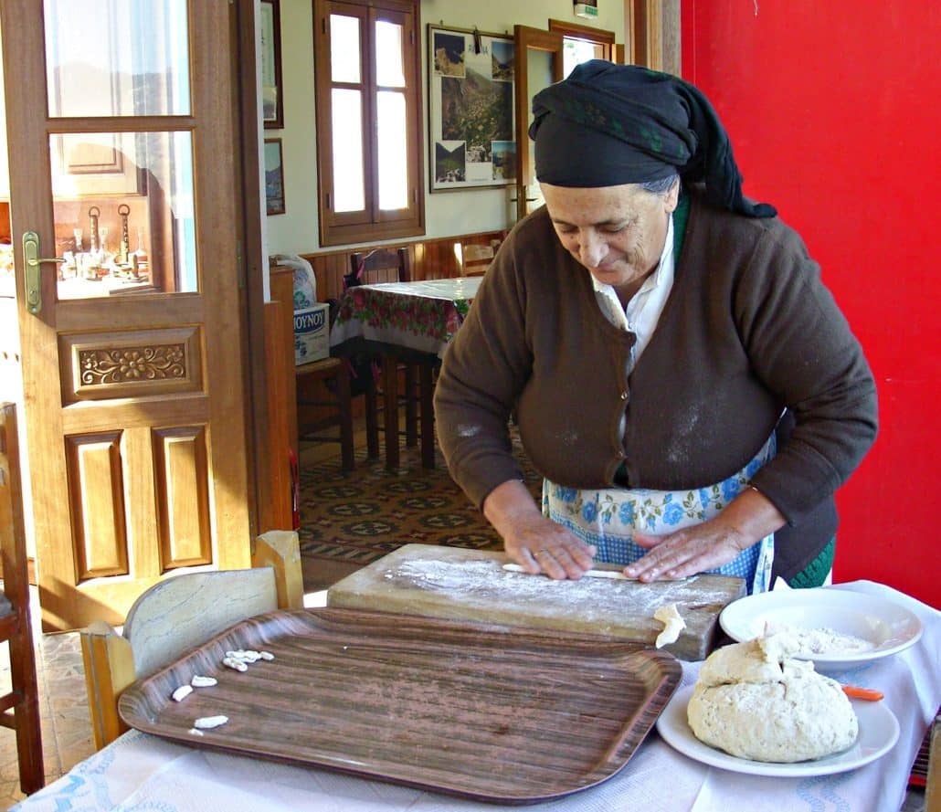 Hand-rolled and notched makarounes