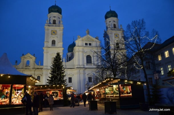 Screenshot from global-christmas.com/weihnachtsmaerkte/deutschland/14-Passau-Domplatz/webcam