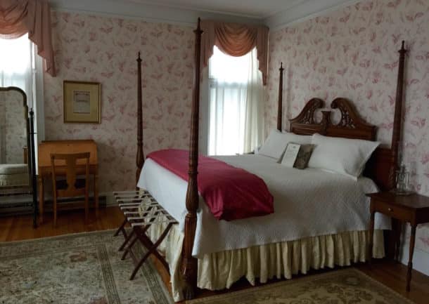 Room in mansion: Wilburton Inn
