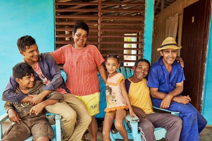 Cuban family in Viñales (Credit: Cuba Candela)