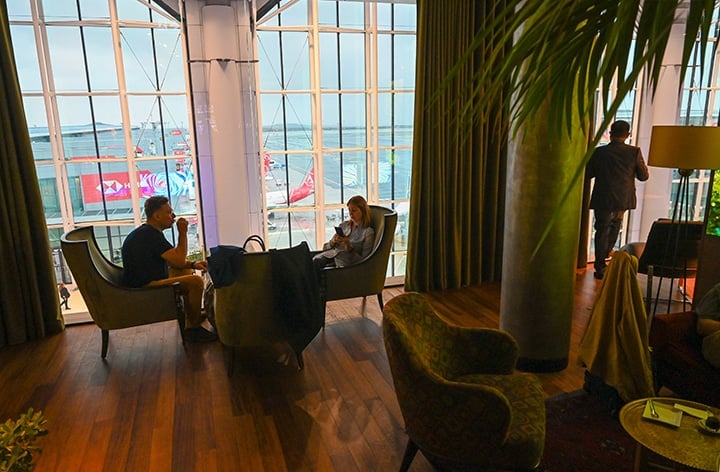 Living room/library space in the Turkish Airlines Lounge Business