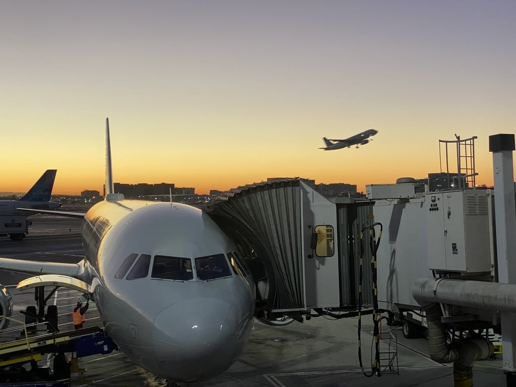 https://johnnyjet.com/wp-content/uploads/2021/11/LAX-to-JFK-First-Class-on-American-Airlines-118-A321T-Nov-12-2021-7.jpg