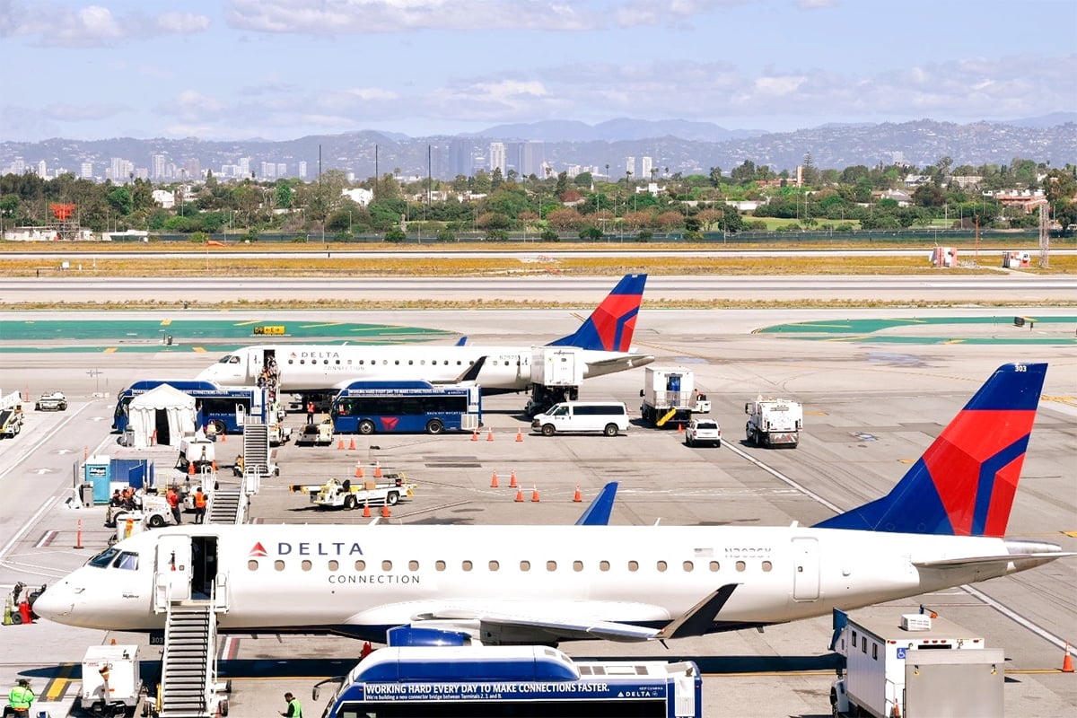 Delta flight attendant comforts woman on flight to JFK