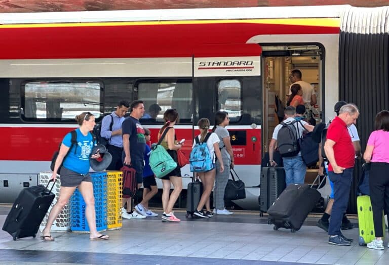 See How Pickpockets Operate in Europe (5 Real Videos)