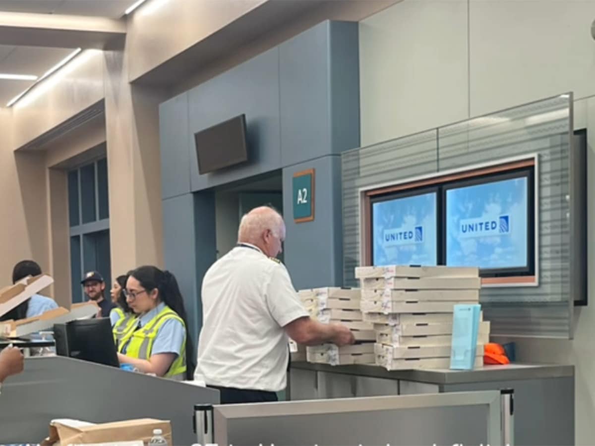 United Airlines pilot buys pizza for passengers.