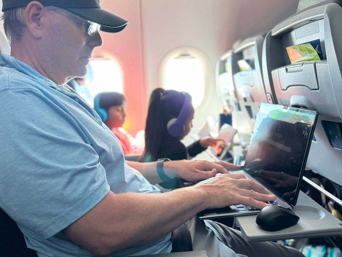 The One Rule You Must Follow Before Reclining Your Seat on a Plane