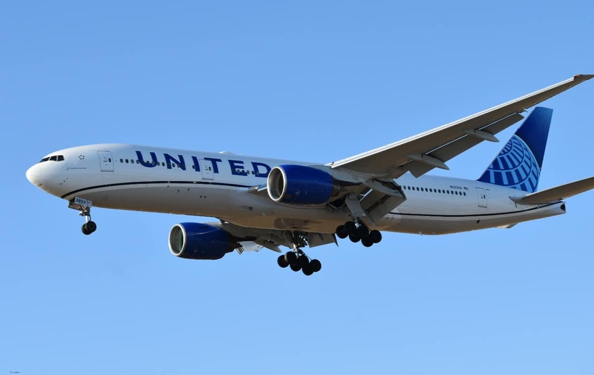 Picture of a United Airlines Boeing 777-200 in the sky
