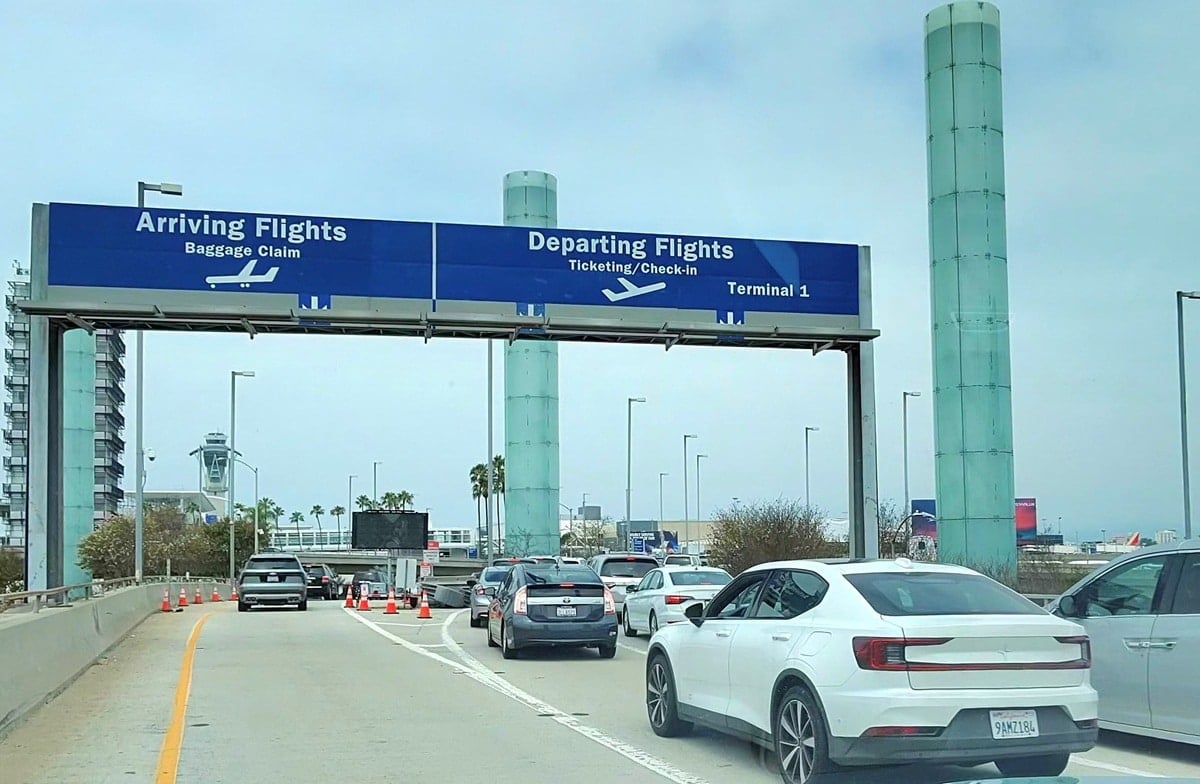 Entrance to LAX showing traffic for Departing flights but no traffic going downstairs to Arrivals