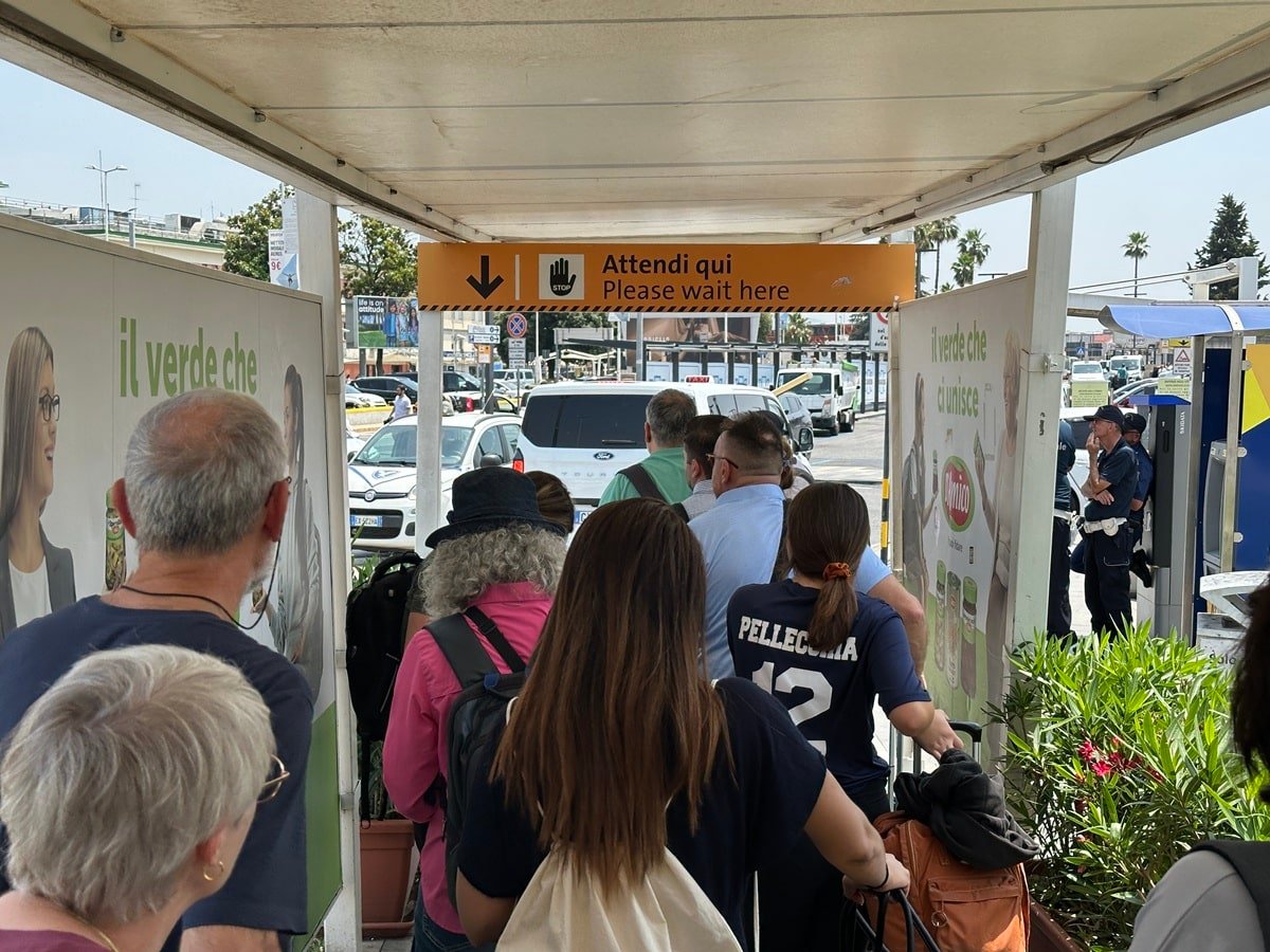 NAP airport taxi line