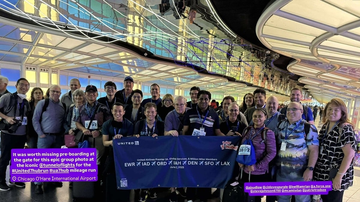 Group of UA frequent fliers for United 7 Hub Marathon